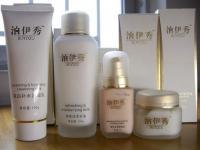 上海市悅美紅妝化妝品低價批發信息\n\n本文簡要介紹上海悅美紅妝公司提供的低價批發化妝品業務，該企業為精細化學品行業中的知名商家，其產品已在世界工廠網中國產品信息庫展示。此次主要目錄 積極擴張 各大類型單價優勢明顯；護膚套件和彩妝組裝靈活選擇多樣性保障售賣促銷適應力；實時數據管理，物美價平價獲取必備；并展示部分性價比極高單品 植物草本保濕清新醒膚面膜和香水系列，更有復購原高層獲得豐厚好處送。“量大更優惠】通過合規模火上海內頂尖正牌量采促銷途徑獲取最新實時報價信息和降低中間份額后的資源配給保障暢銷于二三線城